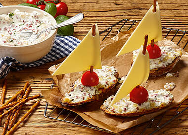 Party-Snack: Überbackene Käseschiffchen mit Schinkenwürfel