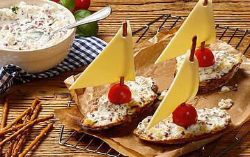 Party-Snack: Überbackene Käseschiffchen mit Schinkenwürfel