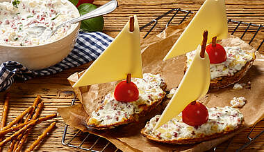 Party-Snack: Überbackene Käseschiffchen mit Schinkenwürfel