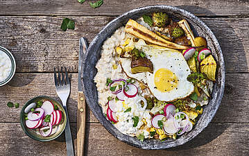 Porridge Lunch mit Spiegelei und Ofengemüse