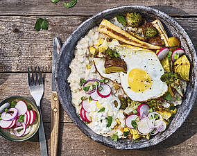 Porridge Lunch mit Spiegelei und Ofengemüse