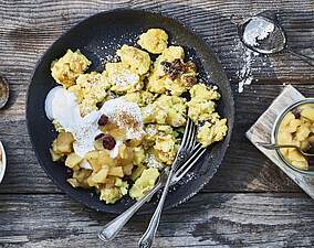 Kaiserschmarrn mit Vanille-Quark und Apfelkompott