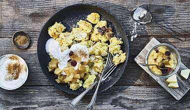Kaiserschmarrn mit Vanille-Quark und Apfelkompott