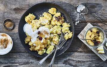 Kaiserschmarrn mit Vanille-Quark und Apfelkompott