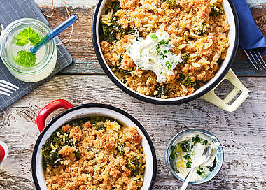Mit Käse überbackener Orzo-Auflauf mit Grünkohl