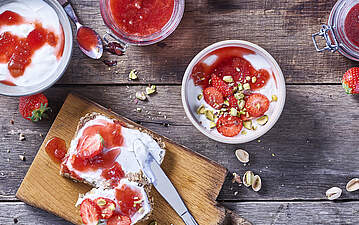 Erdbeer-Rhabarber Marmelade mit Quark