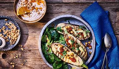Gefüllte Aubergine mit Kichererbsen und Käse