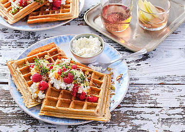 Fluffige Buchweizen-Hafer-Waffeln mit Himbeer-Pistazien-Topping
