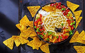 Halloween-Dip mit Spinnennetz aus Schmand und Quark
