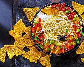 Rezept für Halloween-Dip mit Spinnennetz aus Schmand und Quark Halloween-Dip mit Spinnennetz aus Schmand und Quark