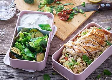 Leichter Hähnchenbrust Salat mit Graupen und Pfannengemüse