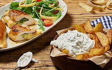 Gefüllte Hähnchenbrust mit knusprigen Kartoffelecken