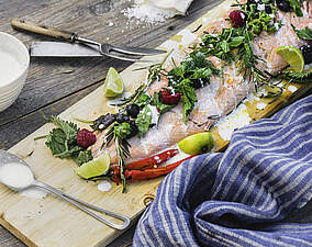 Rezept für Gegrillter Lachs auf Zedernholz mit saftiger Zitrus-Marinade Gegrillter Lachs auf Zedernholz mit saftiger Zitrus-Marinade