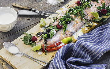Gegrillter Lachs auf Zedernholz mit saftiger Zitrus-Marinade