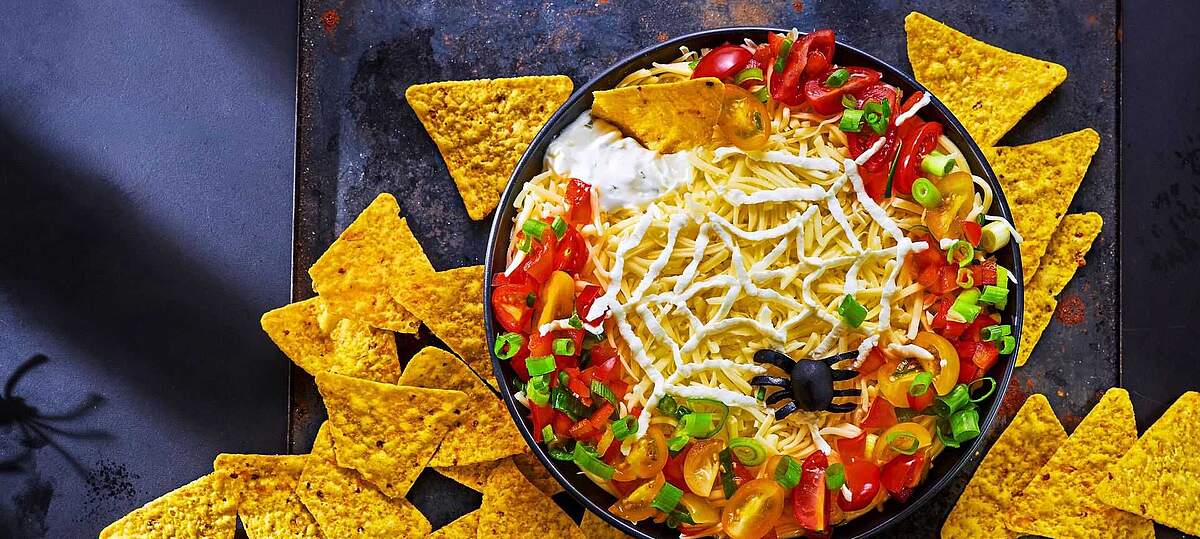 Rezeptbild für Halloween-Dip mit Spinnennetz aus Schmand und Quark