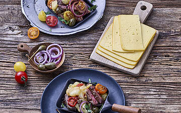 Raclette-Pfännchen mit Steakstreifen, Kapernäpfeln und Kirschtomaten