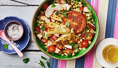 Sommersalat mit Nektarinen, Cherry-Tomaten & knusprigen Hotties