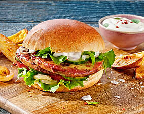 Brioche-Burger mit Grillkäse & karamellisierten Zwiebeln