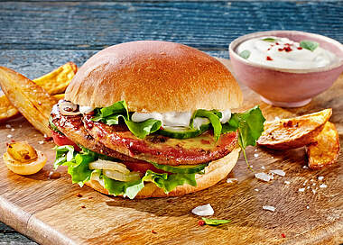 Brioche-Burger mit Grillkäse & karamellisierten Zwiebeln