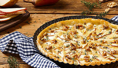 Herzhafte Käse-Birnentarte mit Walnüssen und Thymian