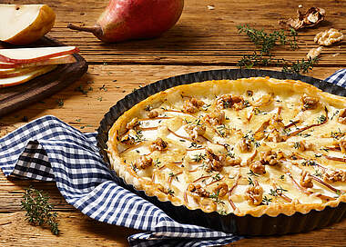 Herzhafte Käse-Birnentarte mit Walnüssen und Thymian