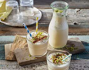 Rezept für Iced Chai Latte mit Buttermilch und Pistazientopping Iced Chai Latte mit Buttermilch und Pistazientopping