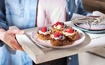 Knusprige Granola Cups mit Beeren Knusprige Granola Cups mit Beeren