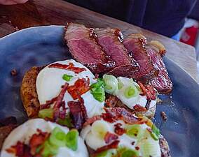 Rezept für Bacon-Grillkartoffeln mit Sour Cream und fruchtigem Aprikosen-Steak Bacon-Grillkartoffeln mit Sour Cream und fruchtigem Aprikosen-Steak