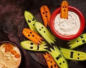 Rezept für Gurken-Geister mit Quark-Dip Gurken-Geister mit Quark-Dip