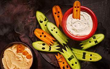 Gurken-Geister mit Quark-Dip