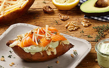 Ofen-Süßkartoffel mit Avocado-Dip