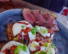 Bacon-Grillkartoffeln mit Sour Cream und fruchtigem Aprikosen-Steak