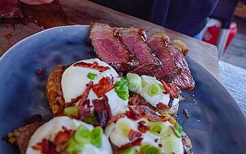 Bacon-Grillkartoffeln mit Sour Cream und fruchtigem Aprikosen-Steak