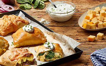 Knuspriges Handbrot mit Spinat- oder Hackfleischfüllung