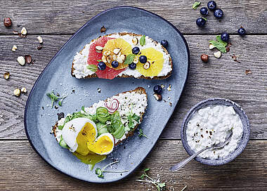 Frühstück: Herzhaftes oder süßes Low-Carb Brot mit körnigem Frischkäse