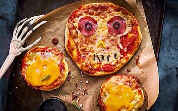 Halloween-Pizza als Totenkopf – gruselige Mini-Pizzen