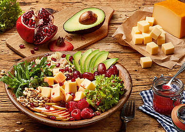 Avocado-Quinoa-Bowl mit Rucola und Käse