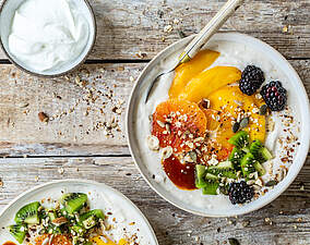 Frühstücks-Bowl mit Früchten und Skyr