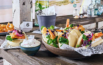 Bao Buns mit 3-ZwiebelQuark, Feldsalat und Garnelen im Bierteig