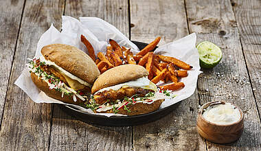Saftiger Crispy Chicken Burger mit Kohlrabi-Radieschen Coleslaw