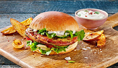 Brioche-Burger mit Grillkäse & karamellisierten Zwiebeln