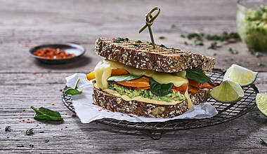 „Say Cheese“ Sandwich mit würzigem Müritzer Käse, Kürbis und Spinat