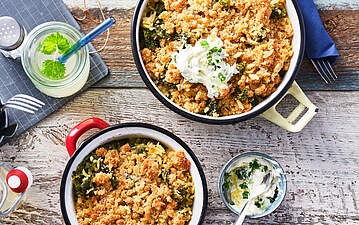 Mit Käse überbackener Orzo-Auflauf mit Grünkohl
