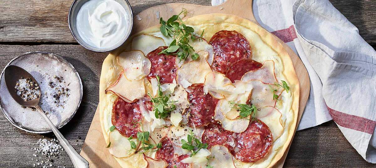 Rezeptbild für Leckerer Aioli-Flammkuchen mit Fenchelsalami und Birnen
