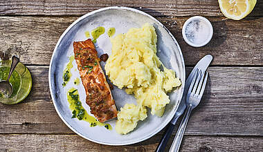 Saftiger Lachs mit Käsekruste und Kartoffel-Püree