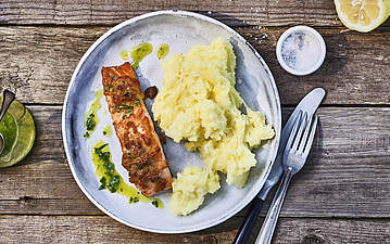 Saftiger Lachs mit Käsekruste und Kartoffel-Püree