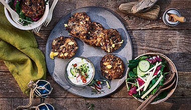 Vegetarische Patties mit Käsefüllung