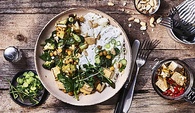 Knusprig gebratenes Kichererbsen-Tofu Stir Fry mit Gemüse