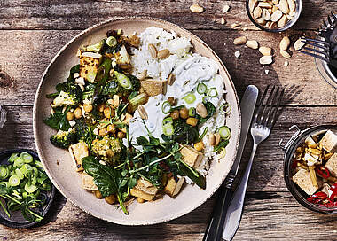 Knusprig gebratenes Kichererbsen-Tofu Stir Fry mit Gemüse