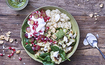 Vegetarische Bowl mit geröstetem Blumenkohl und Tahini-Dressing
